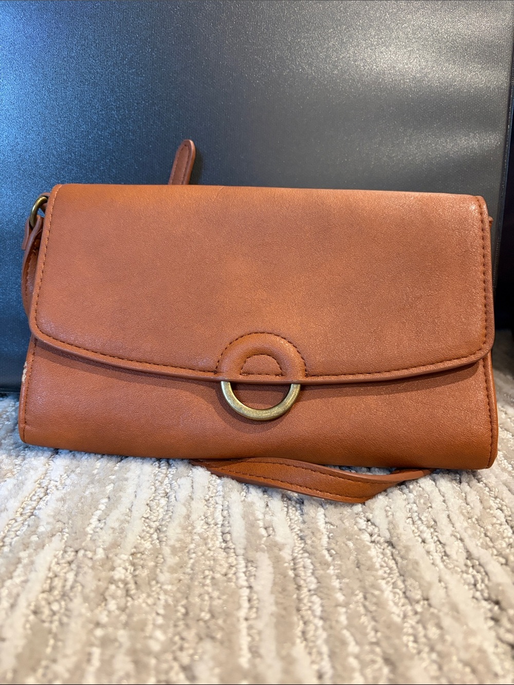 Brown leather Universal Thread wallet crossbody purse